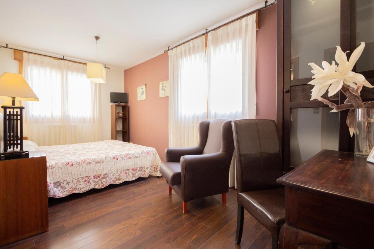 Hostal Los Canteros Golmayo エクステリア 写真